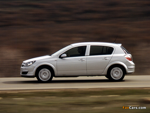 Images of Opel Astra Hatchback (H) 2004–07 (640 x 480)
