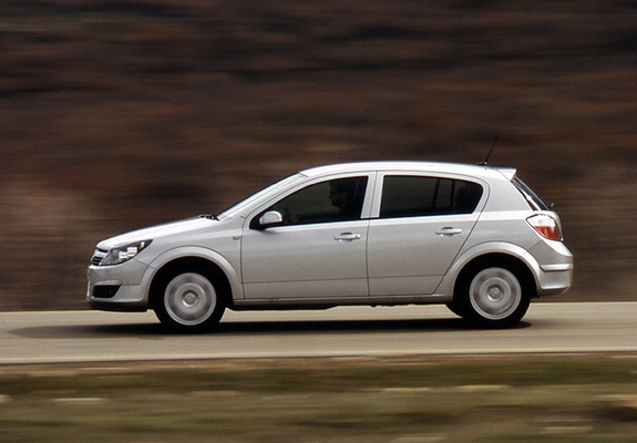 Images of Opel Astra Hatchback (H) 2004–07