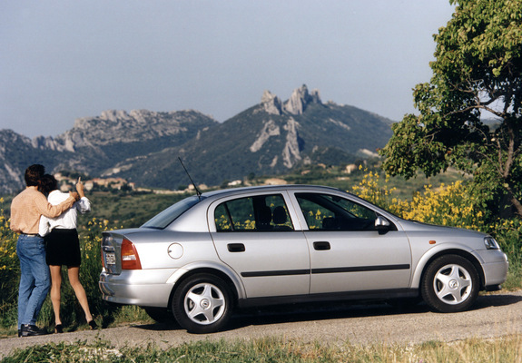 Opel Astra Sedan (G) 1998–2004 pictures