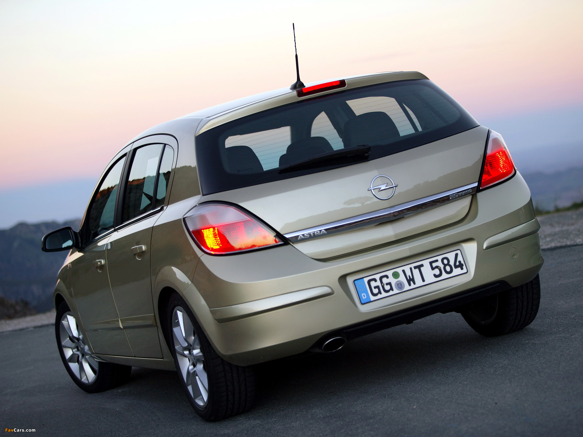 Opel Astra Hatchback (H) 2004–07 photos (1920 x 1440)