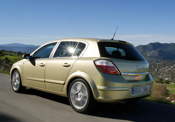 Opel Astra Hatchback (H) 2004–07 photos