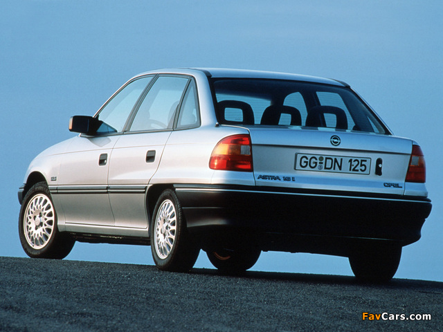 Photos of Opel Astra Sedan (F) 1991–94 (640 x 480)