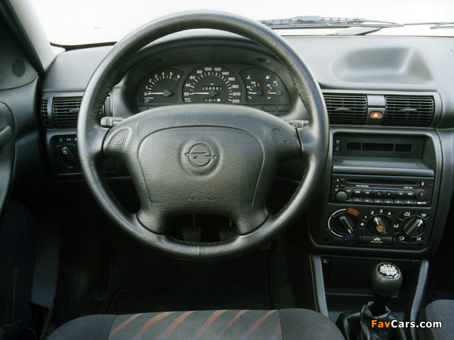 Photos of Opel Astra 3-door (F) 1994–98 (640 x 480)