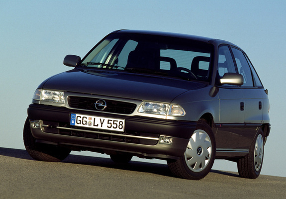 Photos of Opel Astra 5-door (F) 1994–98