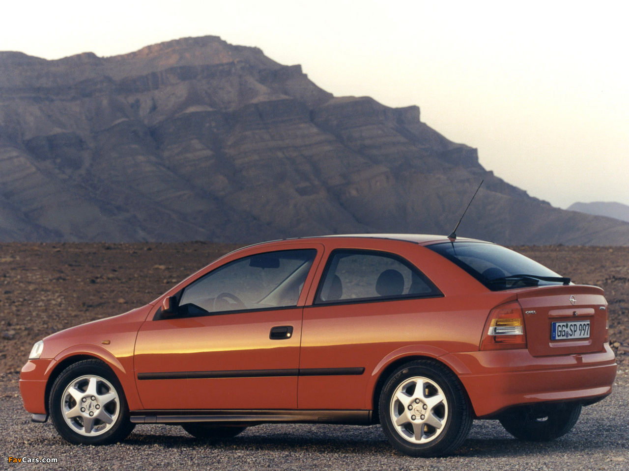 Photos of Opel Astra 3-door (G) 1998–2004 (1280 x 960)
