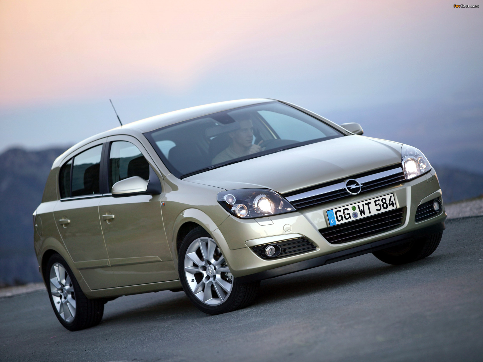 Photos of Opel Astra Hatchback (H) 2004–07 (1920 x 1440)