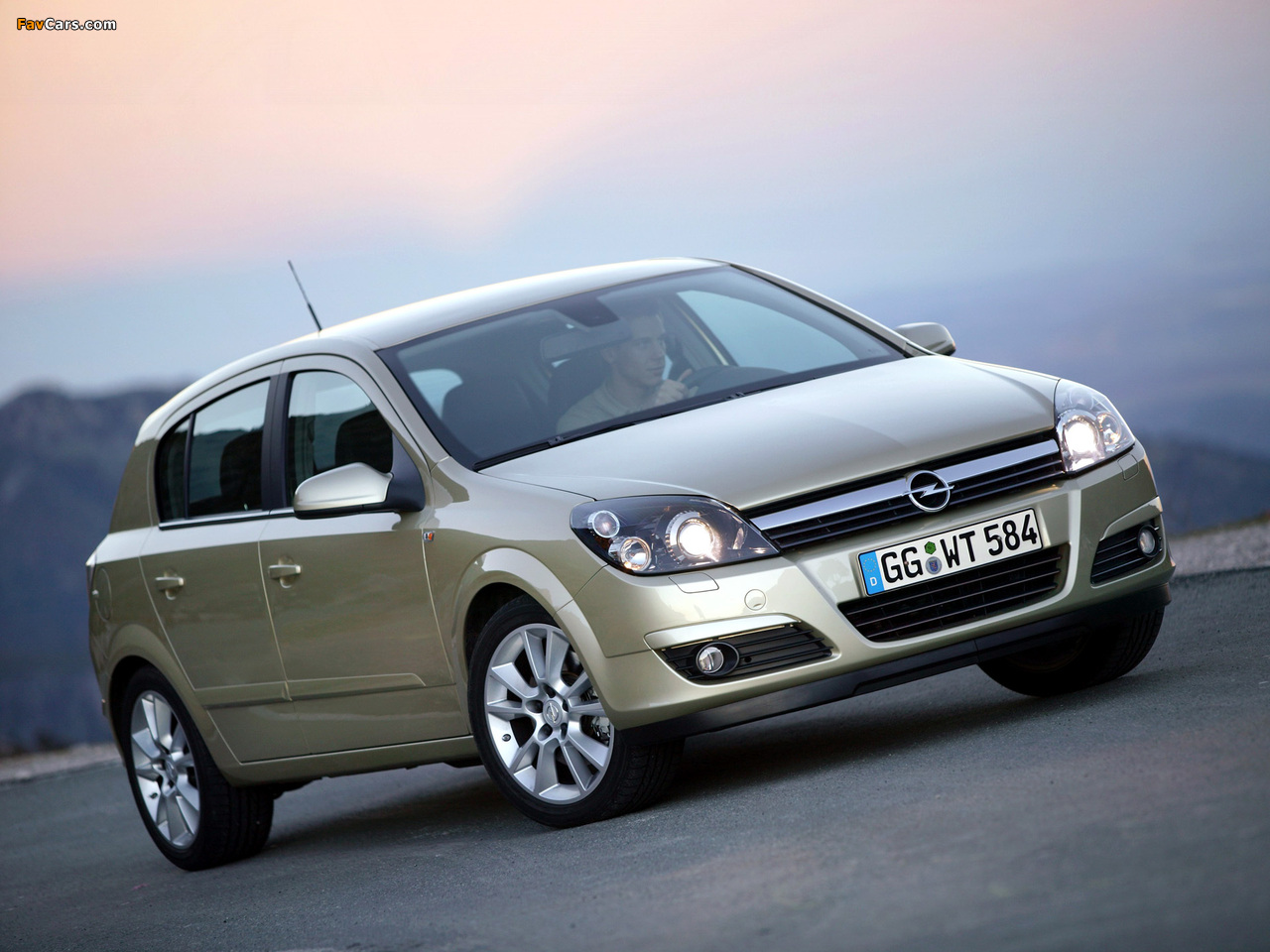 Photos of Opel Astra Hatchback (H) 2004–07 (1280 x 960)