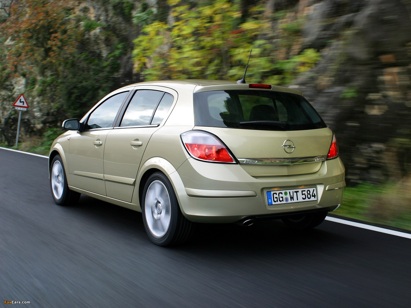 Photos of Opel Astra Hatchback (H) 2004–07 (1600 x 1200)