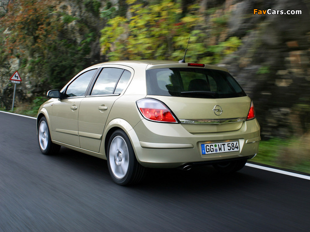 Photos of Opel Astra Hatchback (H) 2004–07 (640 x 480)