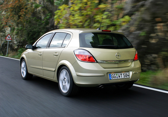 Photos of Opel Astra Hatchback (H) 2004–07