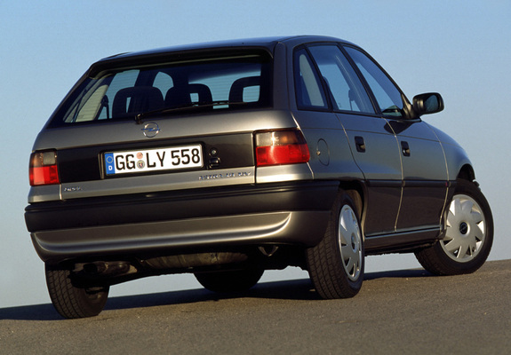 Pictures of Opel Astra 5-door (F) 1994–98