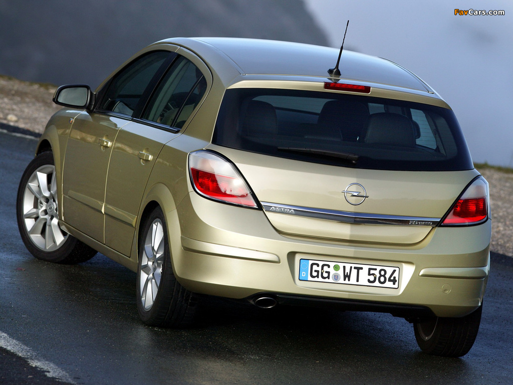 Pictures of Opel Astra Hatchback (H) 2004–07 (1024 x 768)