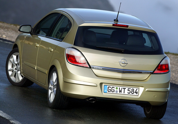 Pictures of Opel Astra Hatchback (H) 2004–07
