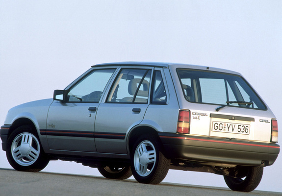 Photos of Opel Corsa 5-door (A) 1990–93