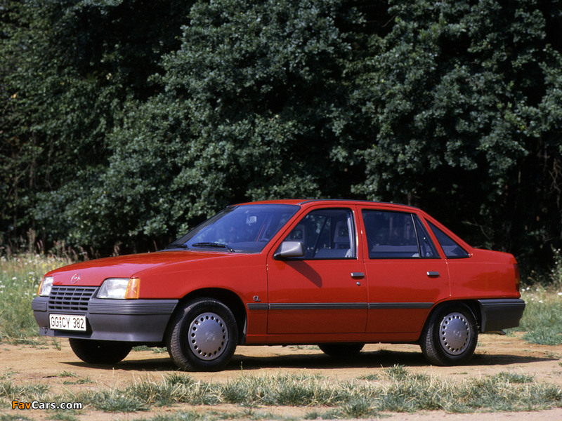Images of Opel Kadett Sedan (E) 1984–89 (800 x 600)