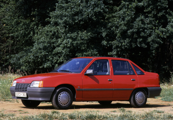 Images of Opel Kadett Sedan (E) 1984–89