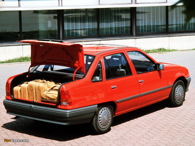 Images of Opel Kadett Sedan (E) 1984–89 (800 x 600)