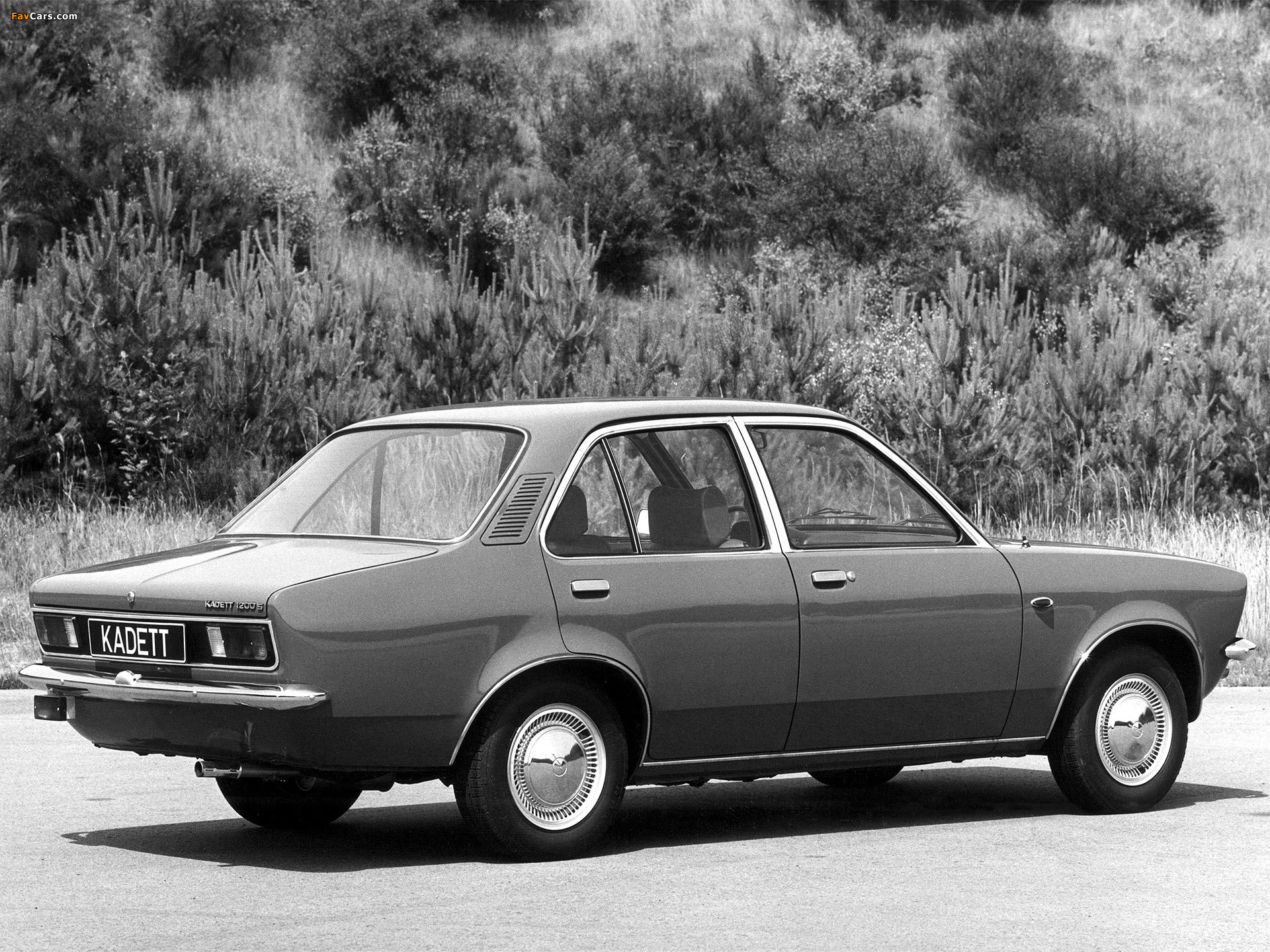 Opel Kadett 4-door Sedan (C) 1973–77 pictures (1920 x 1440)