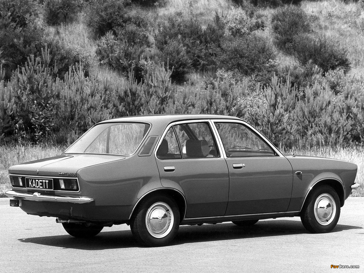 Opel Kadett 4-door Sedan (C) 1973–77 pictures (1280 x 960)
