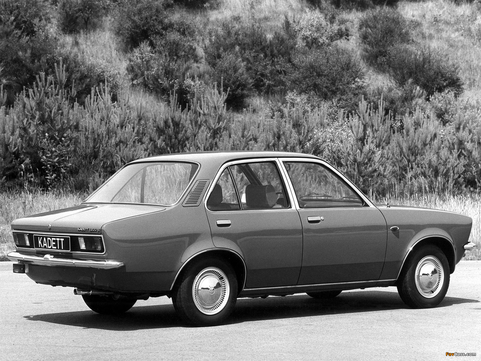 Opel Kadett 4-door Sedan (C) 1973–77 pictures (1600 x 1200)