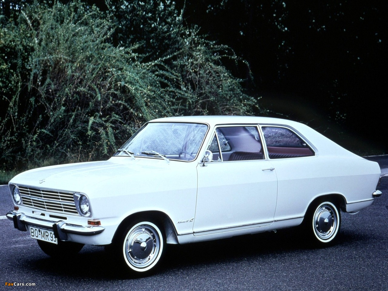 Photos of Opel Kadett LS 2-door Sedan (B) 1967–70 (1280 x 960)