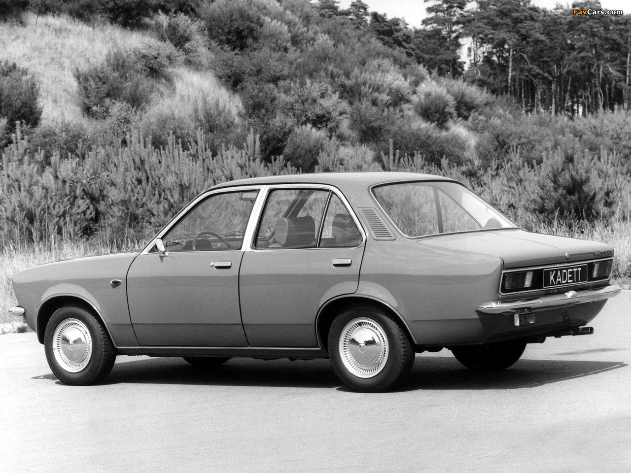 Photos of Opel Kadett 4-door Sedan (C) 1973–77 (1280 x 960)
