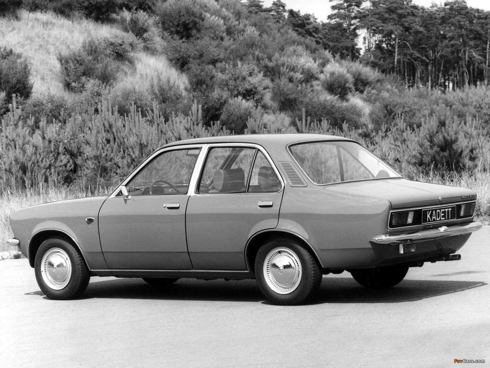 Photos of Opel Kadett 4-door Sedan (C) 1973–77 (1600 x 1200)