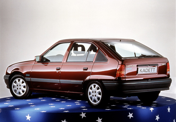Photos of Opel Kadett 5-door Dream (E) 1990