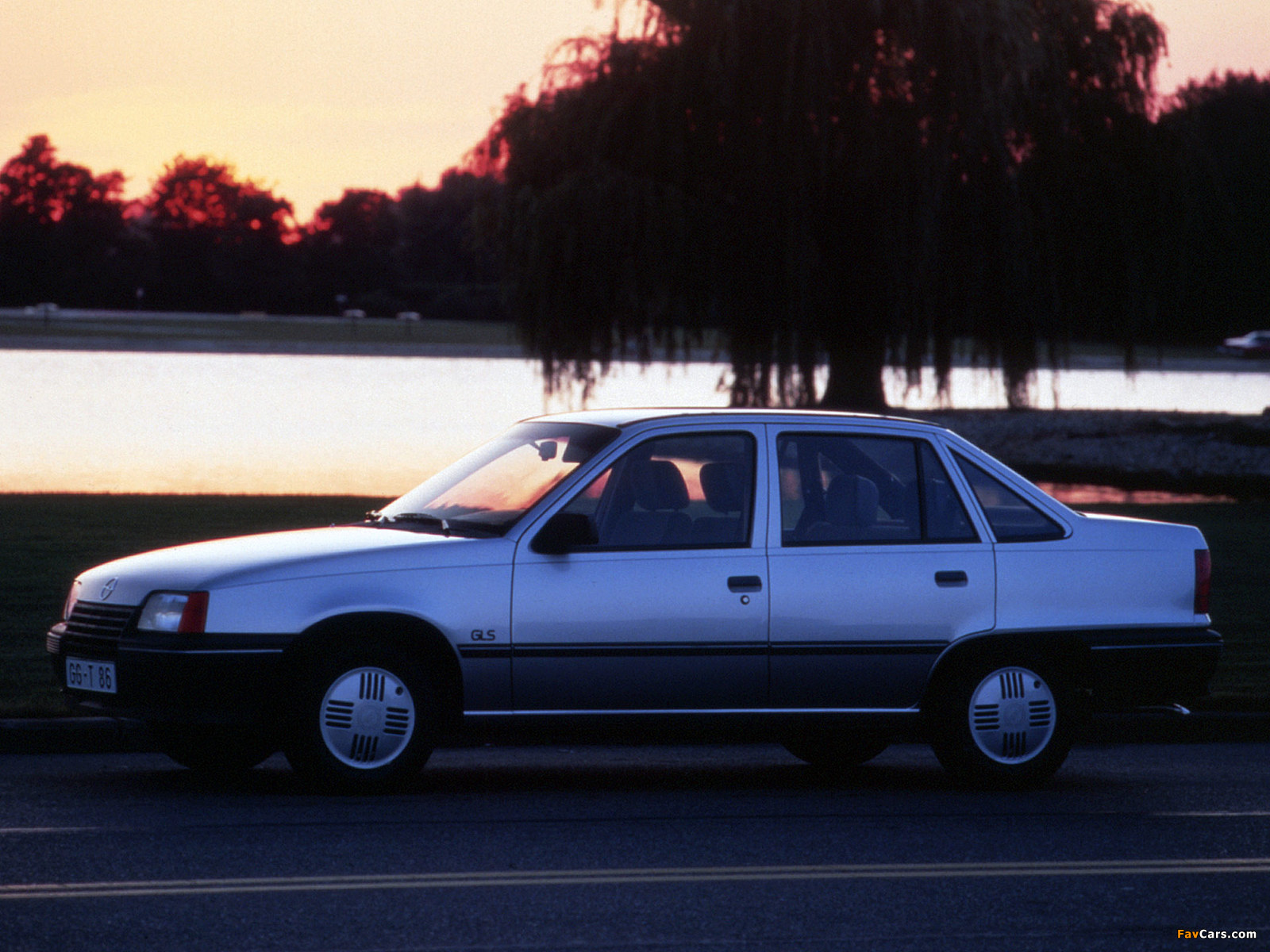 Pictures of Opel Kadett Sedan (E) 1984–89 (1600 x 1200)
