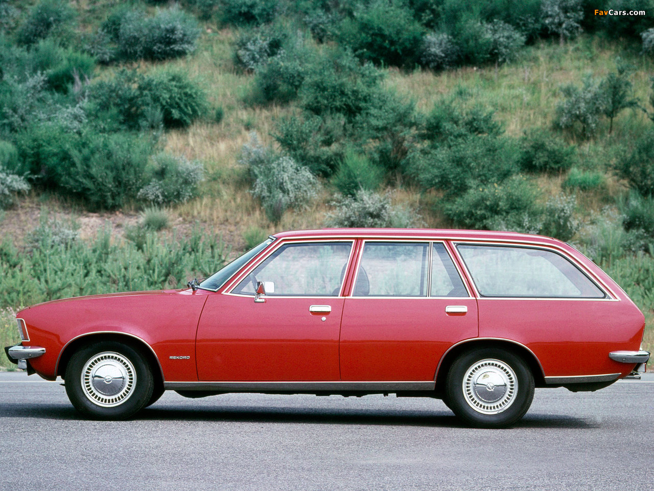 Opel Rekord Caravan (D) 1972–77 photos (1280 x 960)