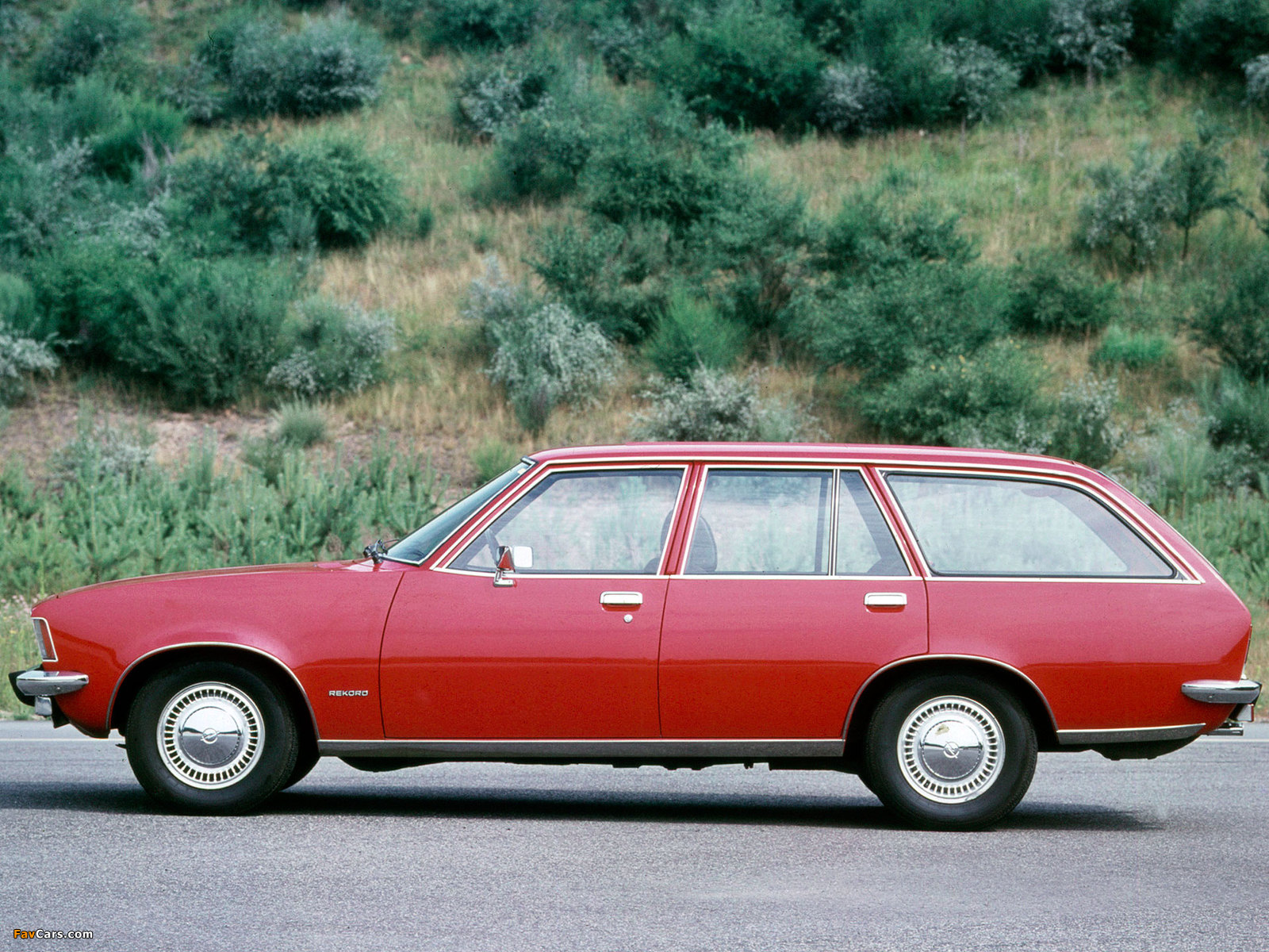 Opel Rekord Caravan (D) 1972–77 photos (1600 x 1200)