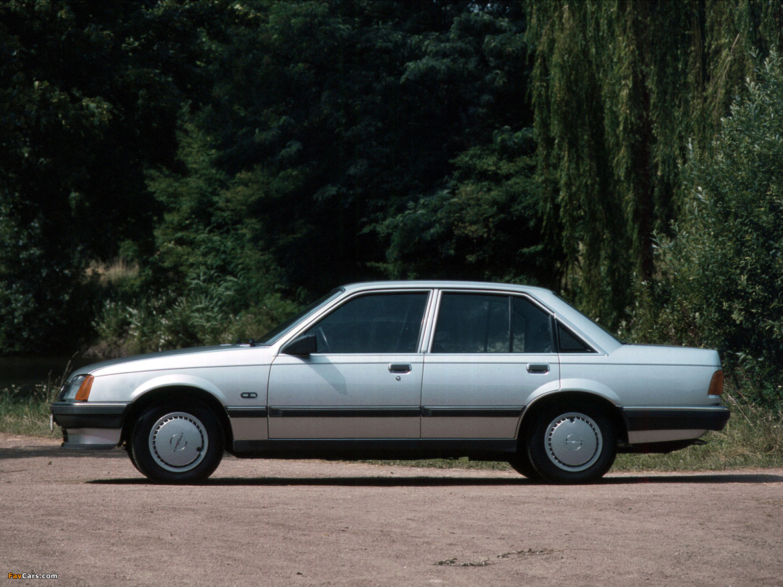 Opel Rekord (E2) 1982–86 wallpapers (1600 x 1200)