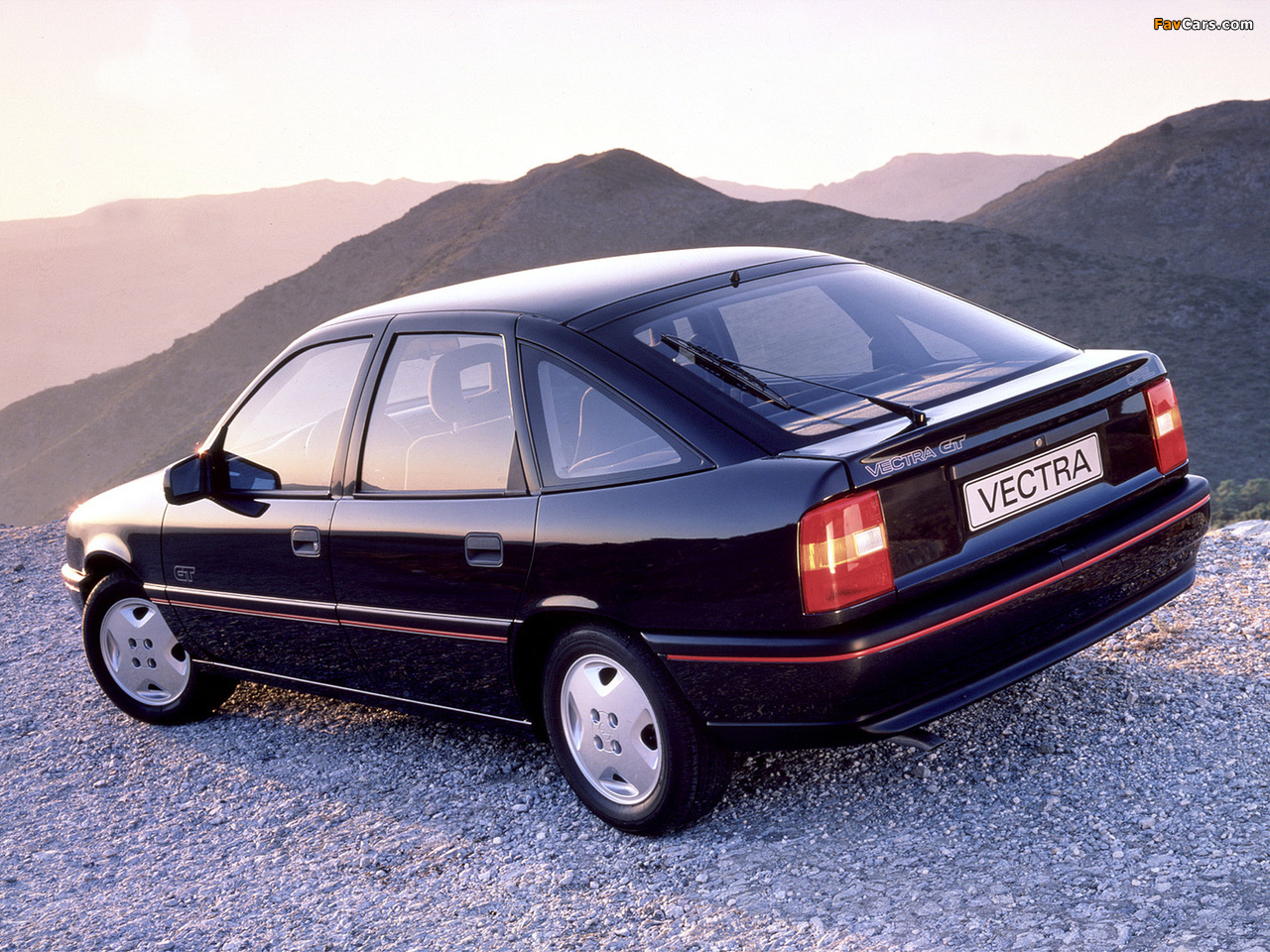 Images of Opel Vectra GT Hatchback (A) 1988–92 (1280 x 960)