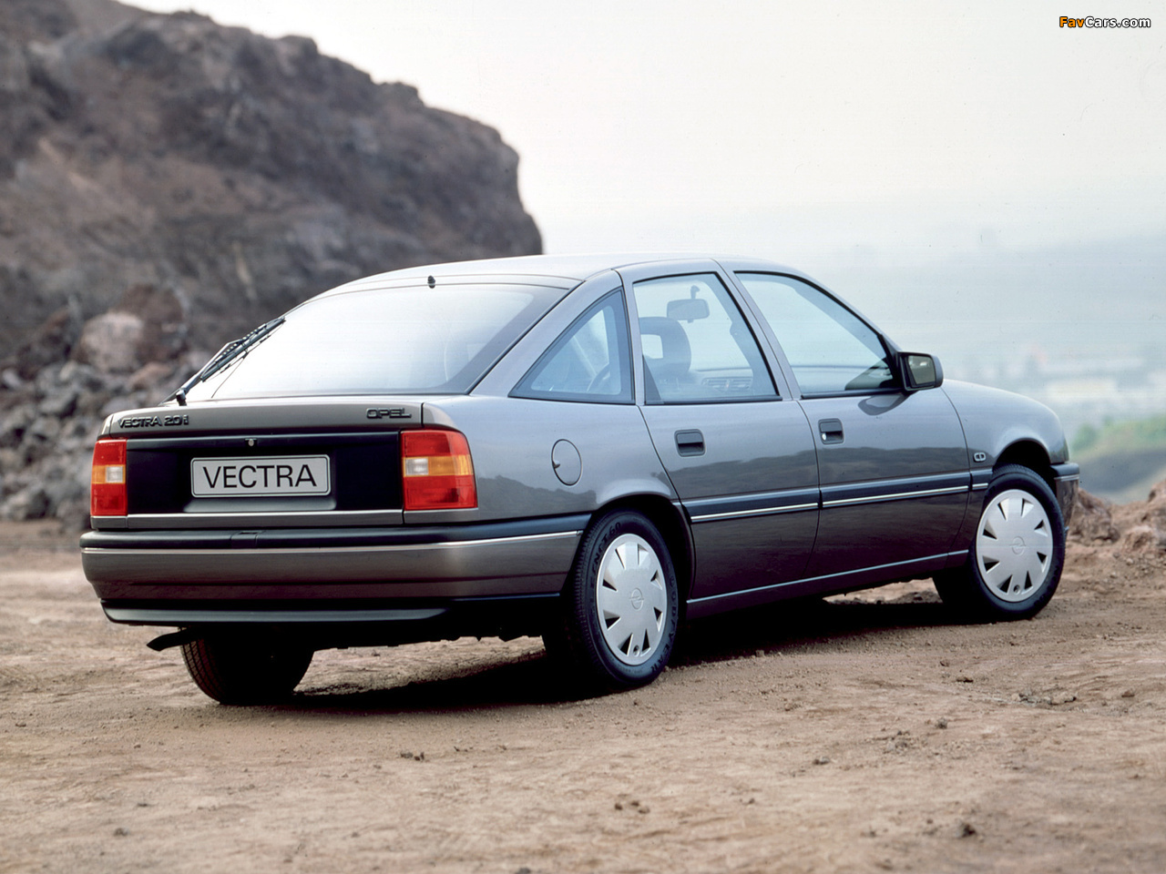 Images of Opel Vectra Hatchback (A) 1988–92 (1280 x 960)
