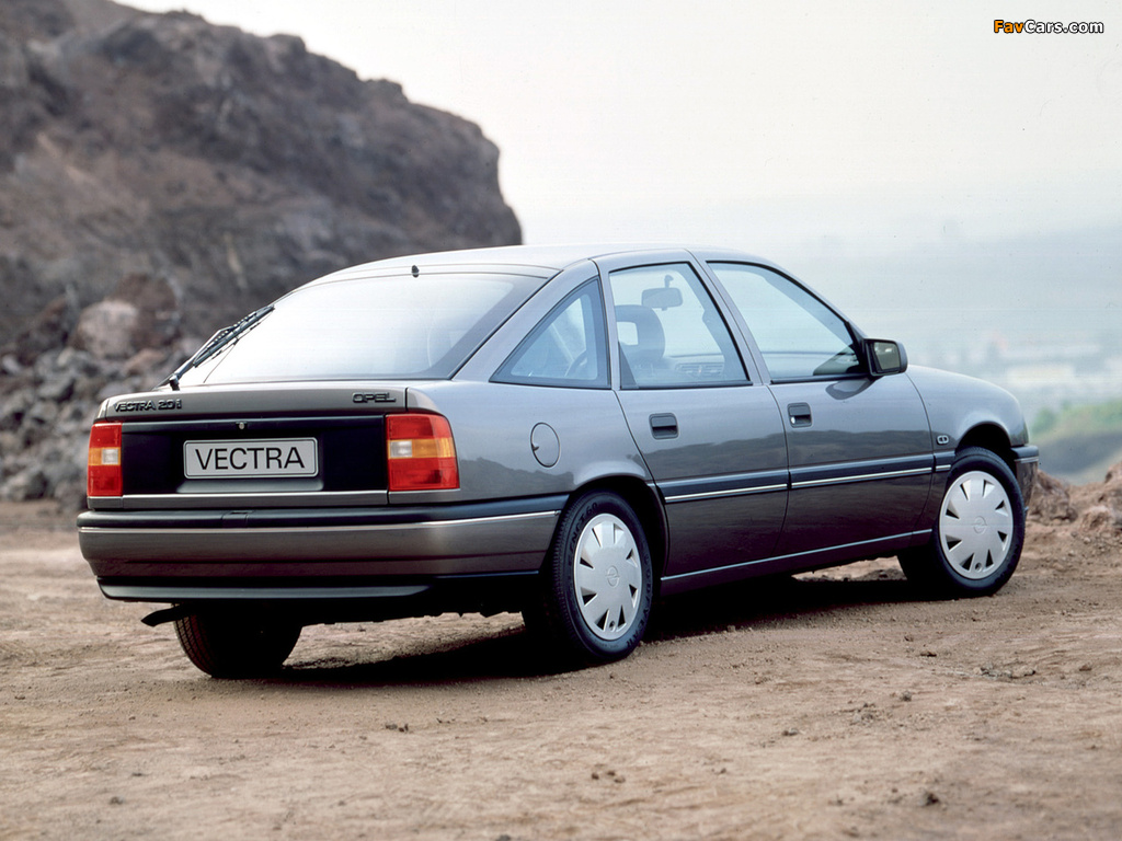 Images of Opel Vectra Hatchback (A) 1988–92 (1024 x 768)