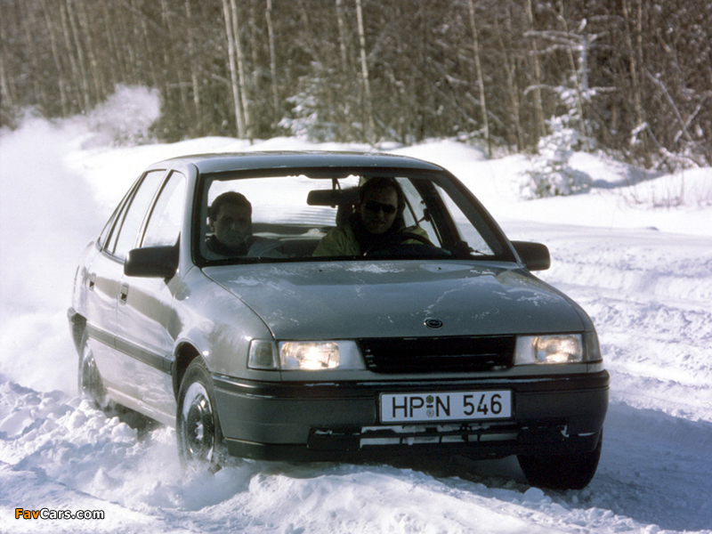 Opel Vectra Sedan (A) 1988–92 photos (800 x 600)