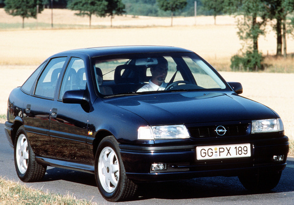 Opel Vectra Hatchback (A) 1992–95 pictures