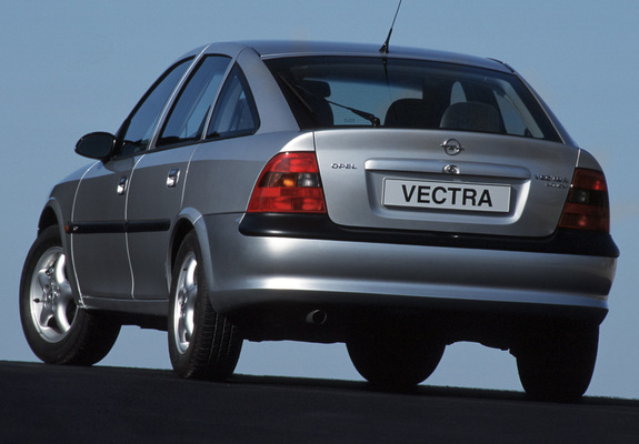 Opel Vectra Hatchback (B) 1995–99 images