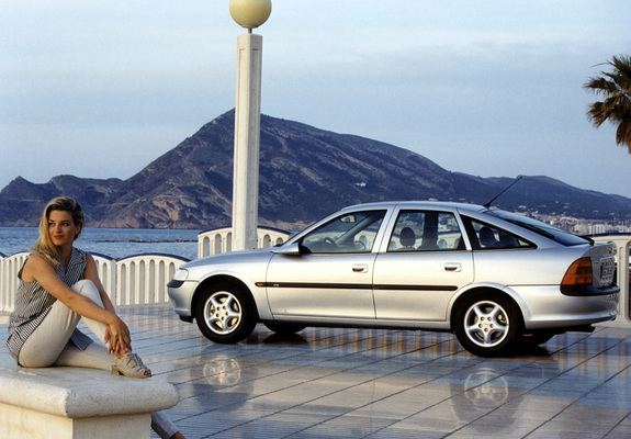 Opel Vectra Hatchback (B) 1995–99 images