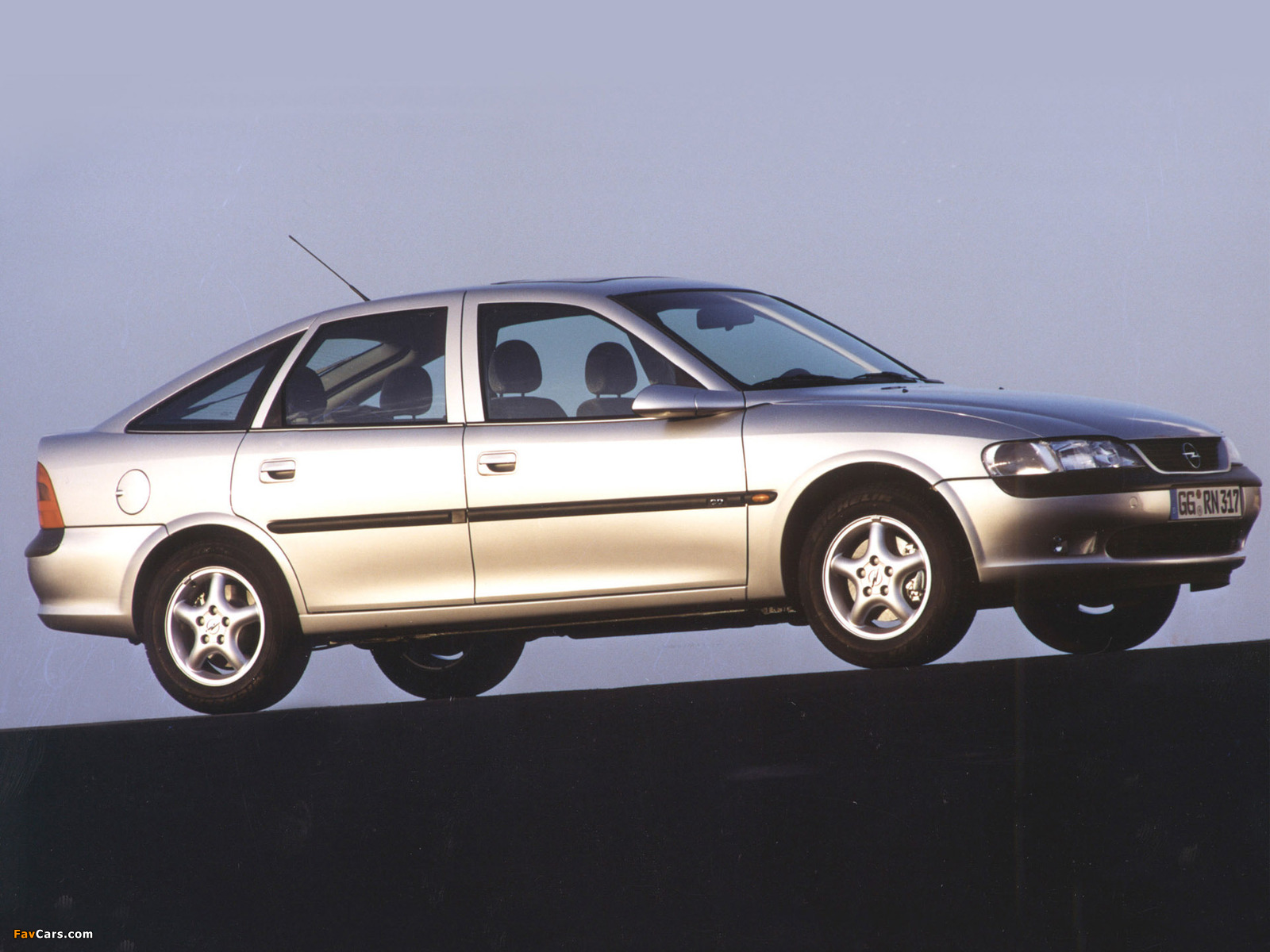 Opel Vectra Hatchback (B) 1995–99 pictures (1600 x 1200)