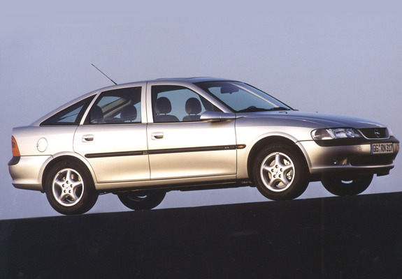 Opel Vectra Hatchback (B) 1995–99 pictures