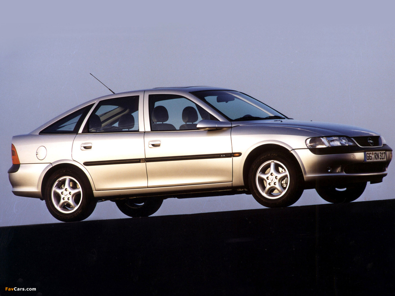 Opel Vectra Hatchback (B) 1995–99 pictures (1280 x 960)