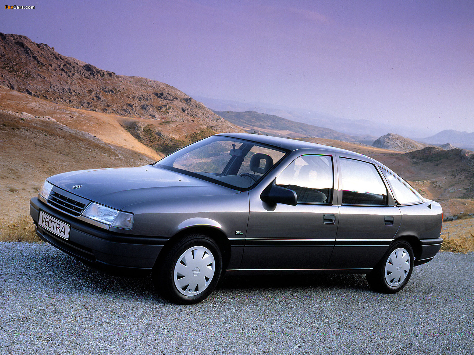 Photos of Opel Vectra Hatchback (A) 1988–92 (1600 x 1200)