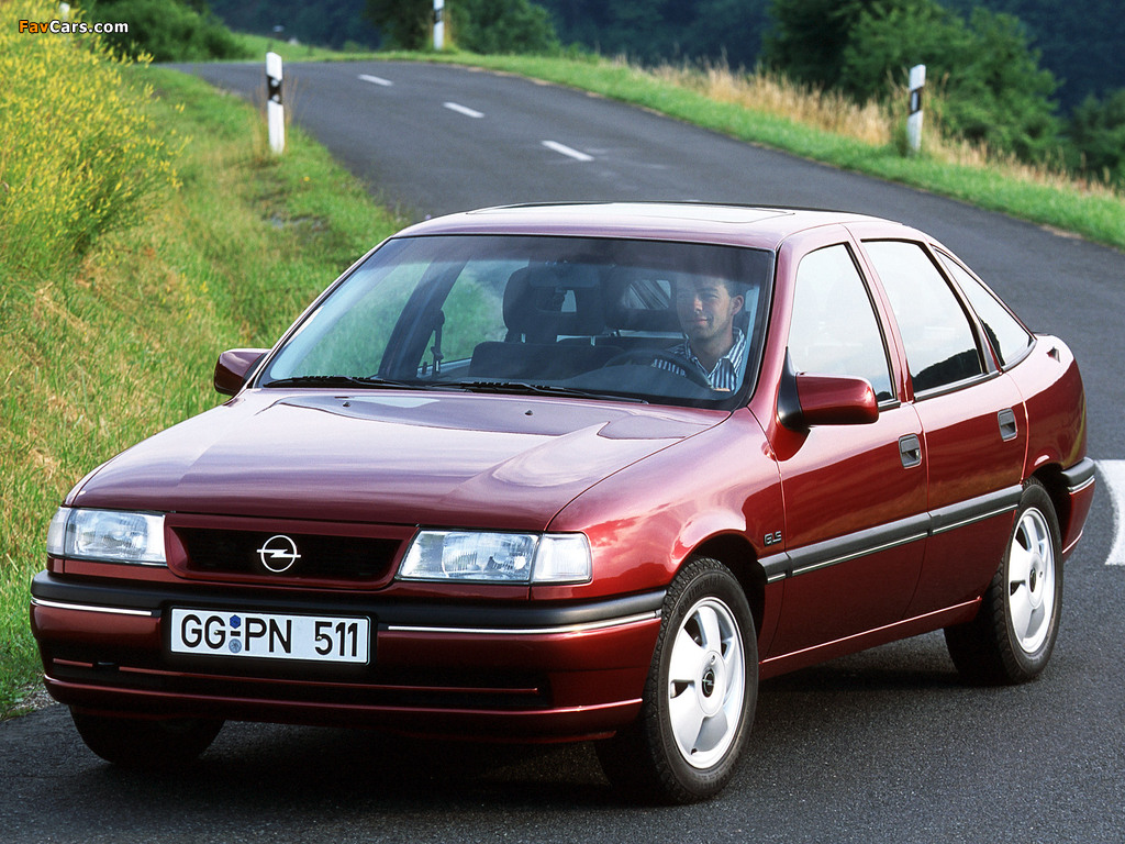 Photos of Opel Vectra Hatchback (A) 1992–95 (1024 x 768)