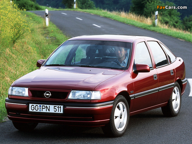 Photos of Opel Vectra Hatchback (A) 1992–95 (640 x 480)