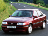 Photos of Opel Vectra Hatchback (A) 1992–95