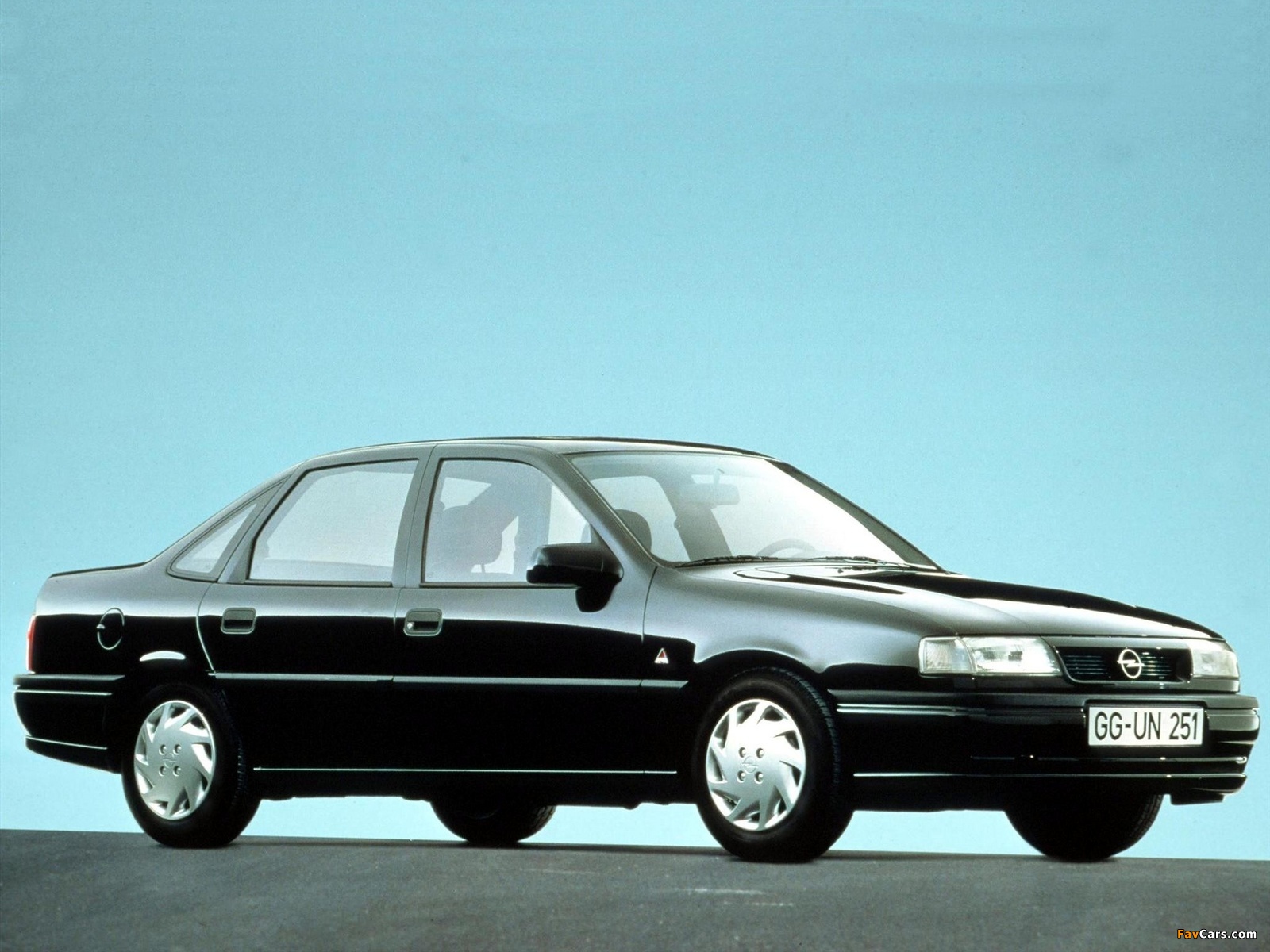 Photos of Opel Vectra Sedan (A) 1992–95 (1600 x 1200)