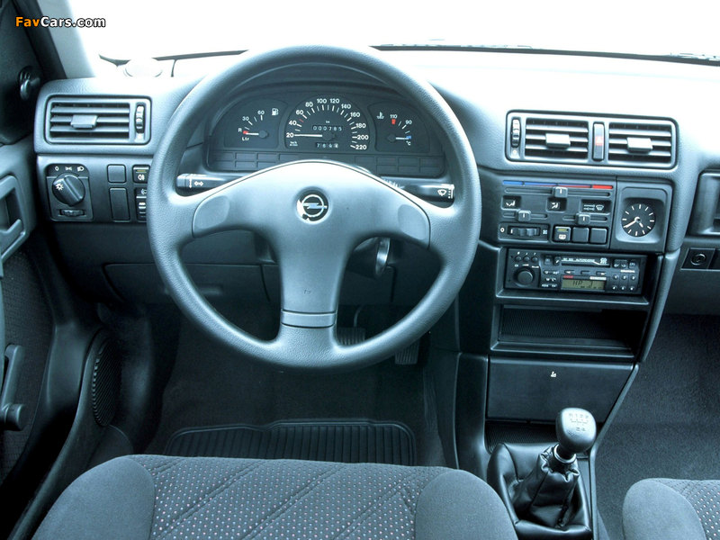 Pictures of Opel Vectra GT Hatchback (A) 1992–94 (800 x 600)
