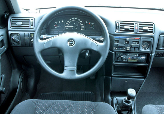 Pictures of Opel Vectra GT Hatchback (A) 1992–94