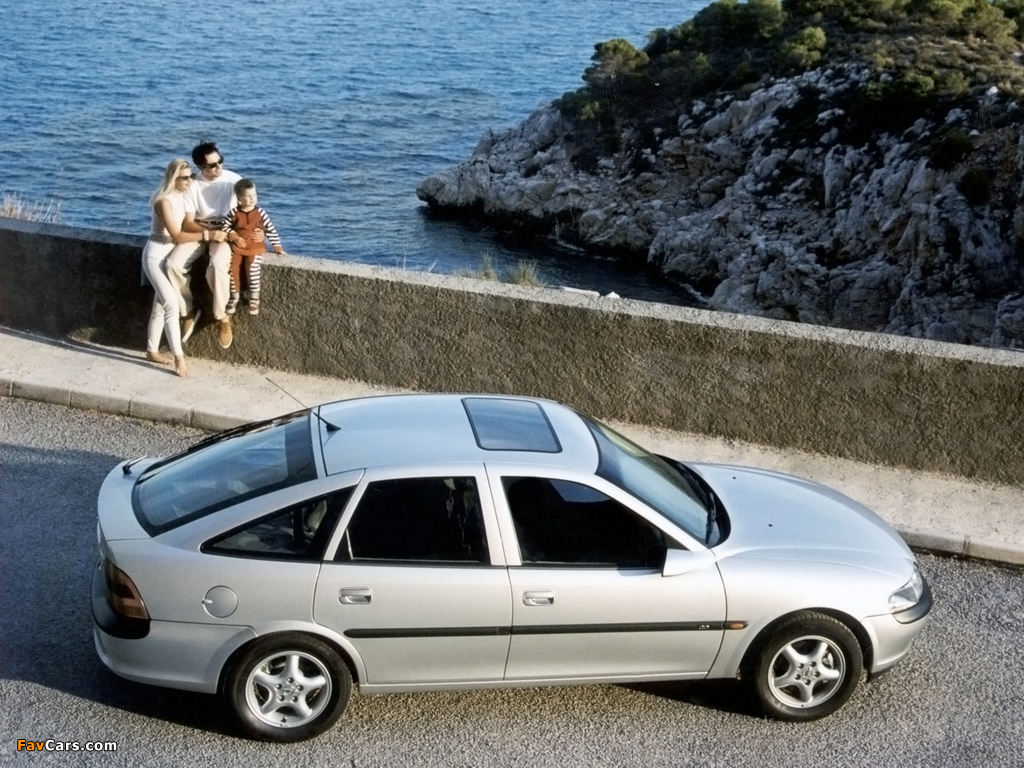 Pictures of Opel Vectra Hatchback (B) 1995–99 (1024 x 768)